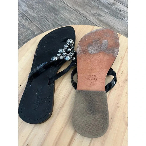 MYSTIQUE Women's Black Jeweled Florence Shell Stone Thong Sandals Size 7 - Picture 2 of 4